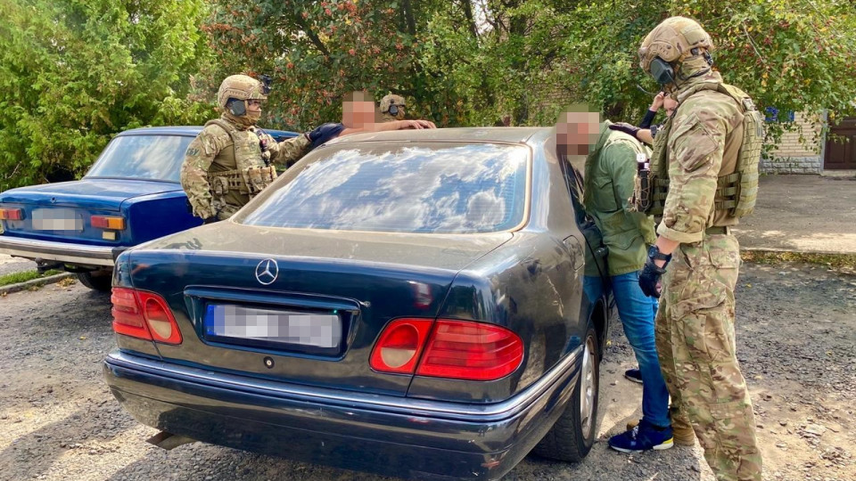 В Харкові затримали злочинця, який незаконно легалізовував росіян в Україні