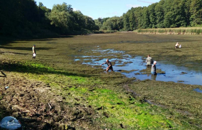 Екокатастрофа: у Києві ось-ось може прорвати дамбу на ставках, фото