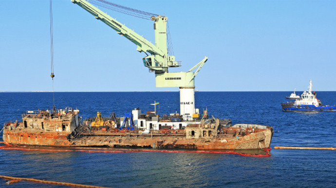 В Одессе убрали затонувший танкер Delfi