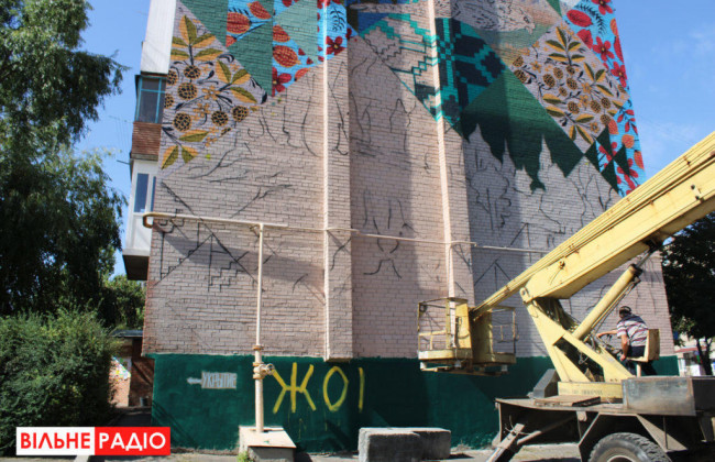 В Бахмуте поймали пенсионера, который обрисовывал стены словом из четырех букв: фото