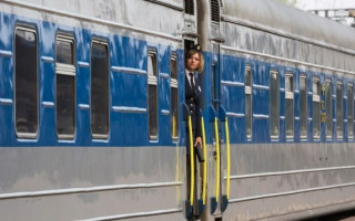 На столичном вокзале проводница толкнула пассажира под поезд, видео