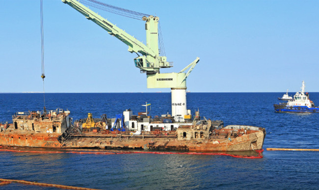 В Одессе убрали затонувший танкер Delfi