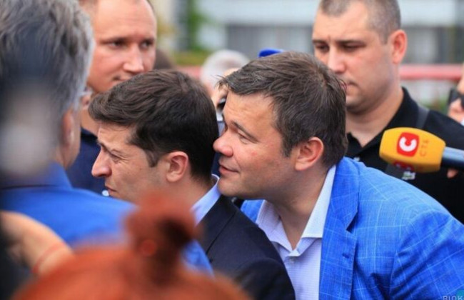 Богдан рассказал, что шептал на ухо Зеленскому на знаменитом фото