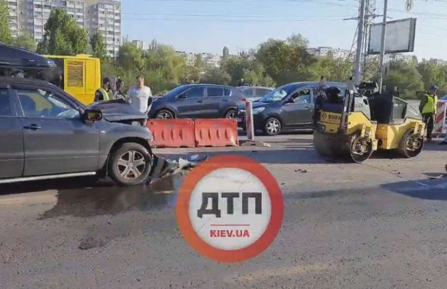 У Києві Suzuki влетів у каток, є постраждалі: відео