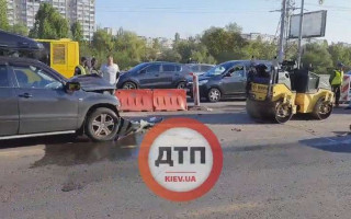 У Києві Suzuki влетів у каток, є постраждалі: відео