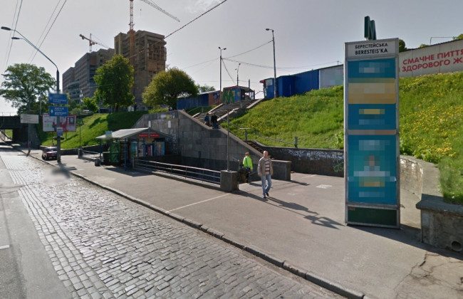 В Киеве возле метро прорвало трубу и затопило дорогу