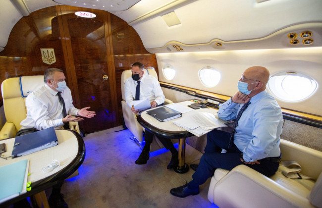 Єрмак і Резніков полетіли в Берлін на переговори по Донбасу