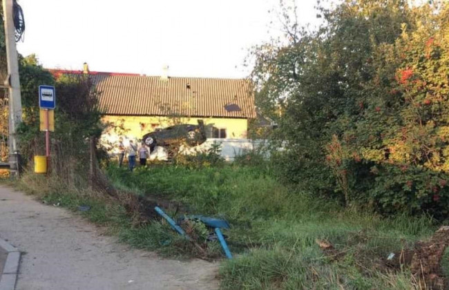 В Черновцах коп на BMW «повис» на заборе жилого дома: появились фото