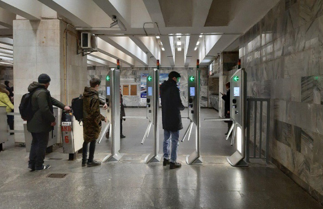 До конца 2020 года в столичном метро установят новые турникеты