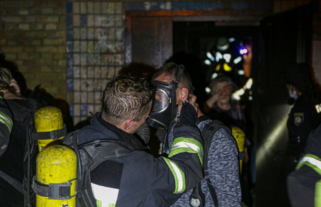 В Киеве ночью из горящего дома эвакуировали 33 человека: один погиб, фото