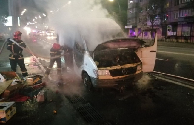 В Киеве ночью сгорел Mersedes Sprinter: фото