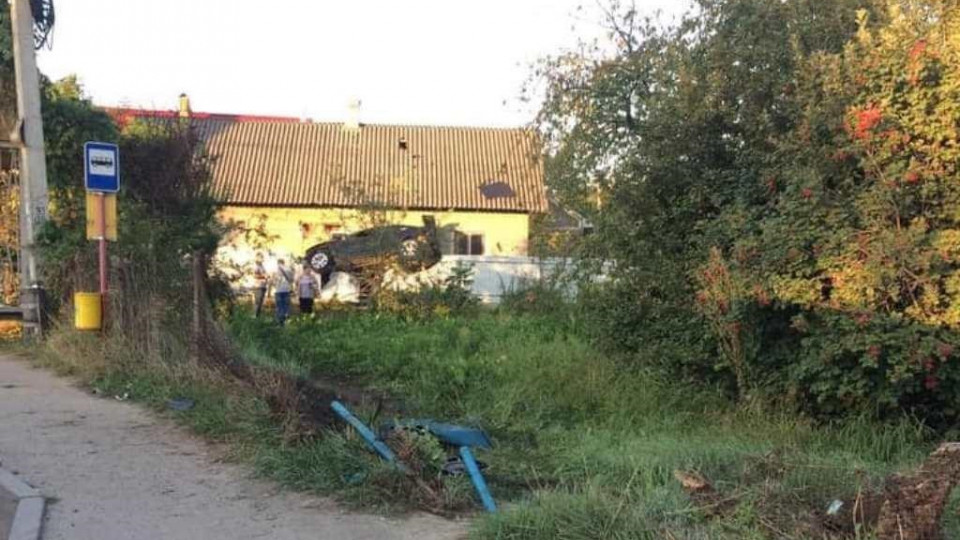 В Черновцах коп на BMW «повис» на заборе жилого дома: появились фото