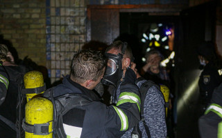 В Киеве ночью из горящего дома эвакуировали 33 человека: один погиб, фото