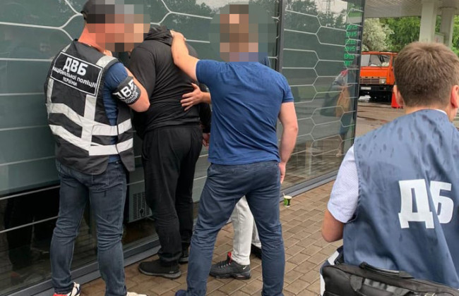 5000 доларів США за уникнення тюремного терміну покарання — експоліцейський з Дніпропетровщини постане перед судом