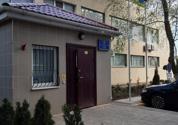 Судья раскритиковала коллег и попросила уволиться и. о. председателя суда в отставку