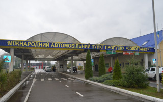 Українець намагався вивезти колекцію цінних поштових марок у Європу, відео