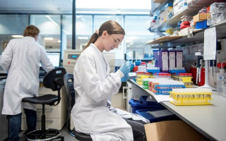 У Великій Британії продовжили випробовувати вакцину, від якої захворіла людина