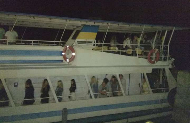 Посеред Дніпра через несправність застряг теплохід з 77 пасажирами