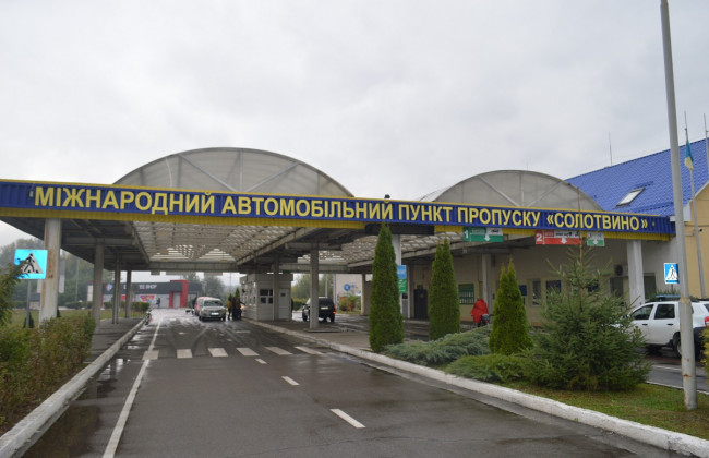 Українець намагався вивезти колекцію цінних поштових марок у Європу, відео