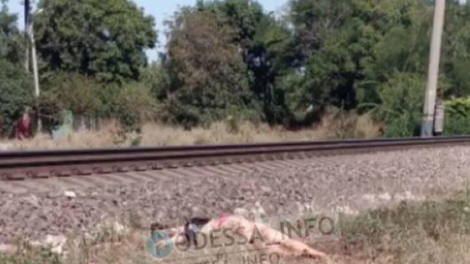 В Одессе поезд насмерть сбил девушку, фото