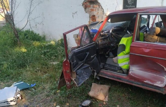 На Закарпатье ВАЗ въехал в автобусную остановку: погибли два человека, фото