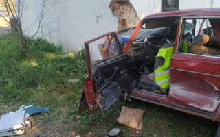 На Закарпатье ВАЗ въехал в автобусную остановку: погибли два человека, фото
