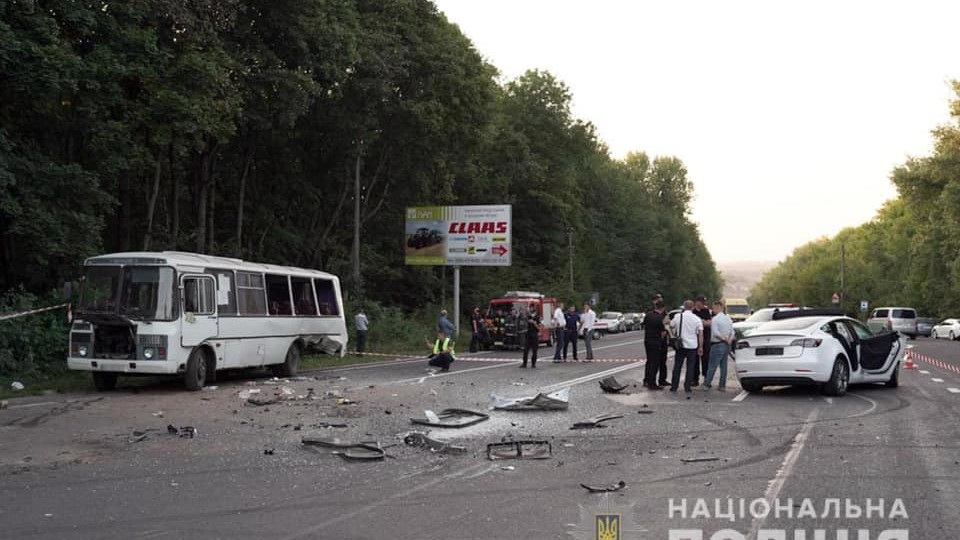 Под Хмельницким TESLA столкнулась с рейсовым автобусом: 8 пострадавших, фото