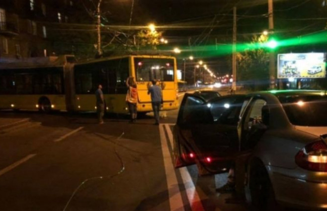В Киеве произошло серьезное ДТП с участием троллейбуса и Mercedes