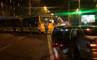 В Киеве произошло серьезное ДТП с участием троллейбуса и Mercedes