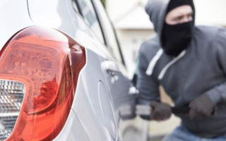Накинувся з кулаками та викрав автомобіль: на Київщині хуліган постане перед судом