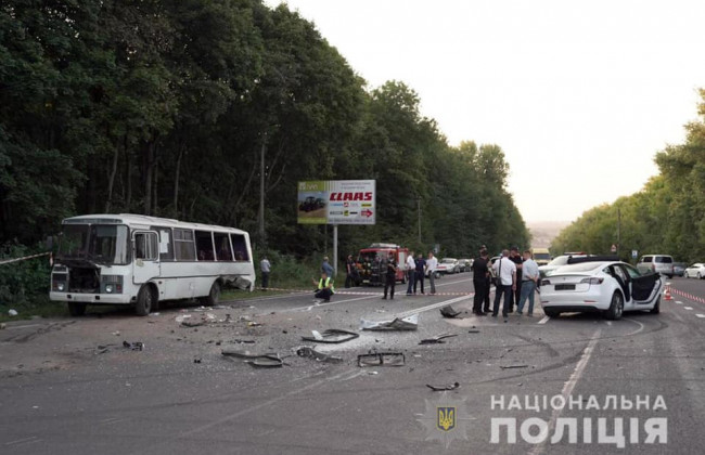 Под Хмельницким TESLA столкнулась с рейсовым автобусом: 8 пострадавших, фото