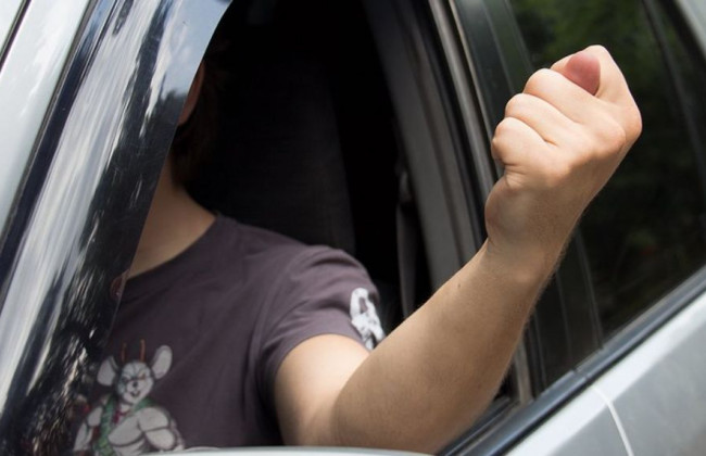 Сигналы водителей на дороге: что они означают