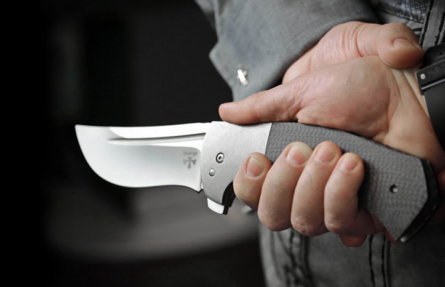 В Киеве на Виноградаре мужчине воткнули нож в спину