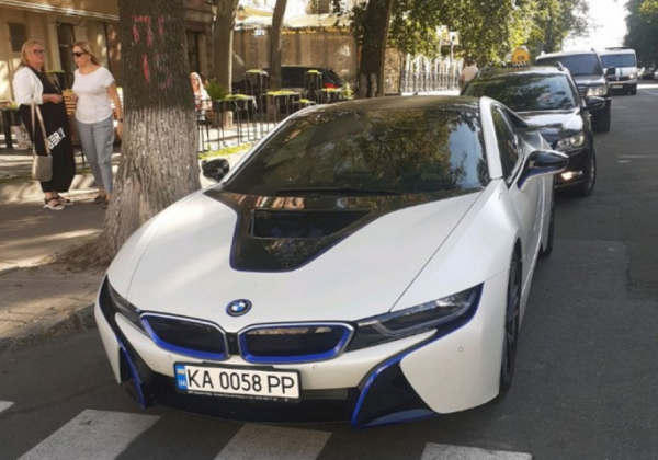 У Києві продовжують евакуювати дорогі автівки: фото чергового порушника