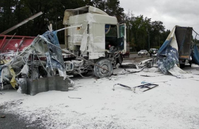 Масштабное ДТП под Киевом: столкнулись две фуры и микроавтобус, фото