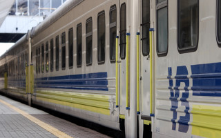 Укрзалізниця відновлює продаж квитків на поїзди далекого сполучення з низки міст