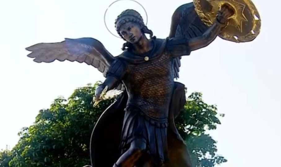 В Киеве открыли новый фонтан с бронзовой скульптурой Архистратига Михаила: видео