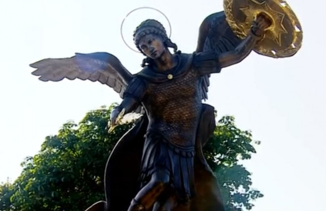 В Киеве открыли новый фонтан с бронзовой скульптурой Архистратига Михаила: видео