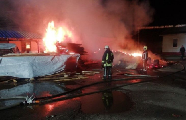 Масштабный пожар под Киевом: сгорел столярный цех