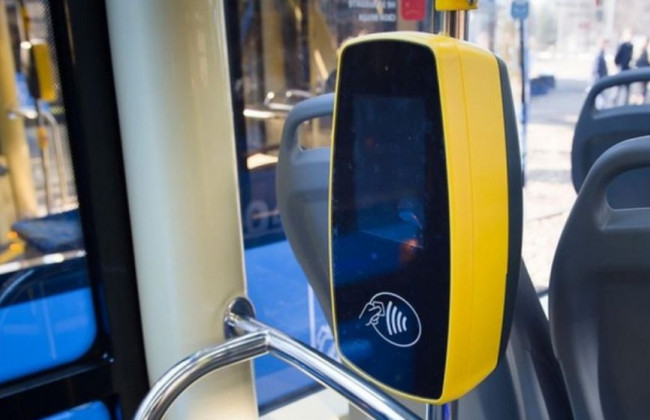 У одній з київських маршруток з’явилася система безконтактної оплати проїзду