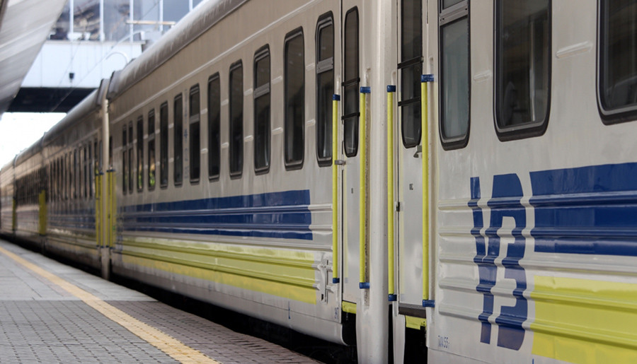 Укрзалізниця відновлює продаж квитків на поїзди далекого сполучення з низки міст
