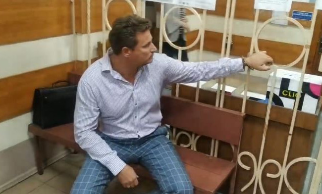 В Краматорске адвокат приковал себя наручниками в здании суда: видео