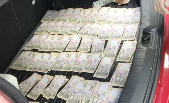 Погорів на хабарі: у Києві судитимуть посадовця Міністерства освіти