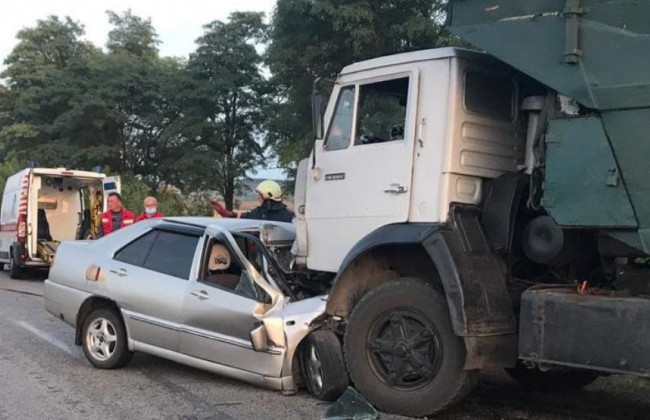 Смертельна ДТП на Київщині: «Кaмаз» майже розчавив легковик