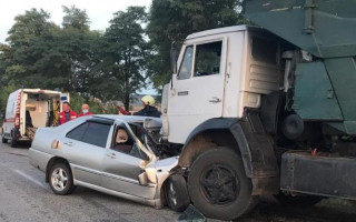 Смертельна ДТП на Київщині: «Кaмаз» майже розчавив легковик