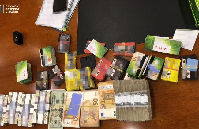 Обшуки АТ «Укрзалізниця»: в холодильнику знайшли 1,2 мільйона