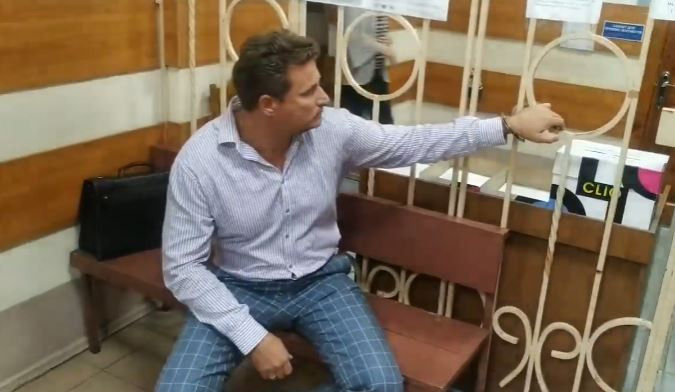В Краматорске адвокат приковал себя наручниками в здании суда: видео