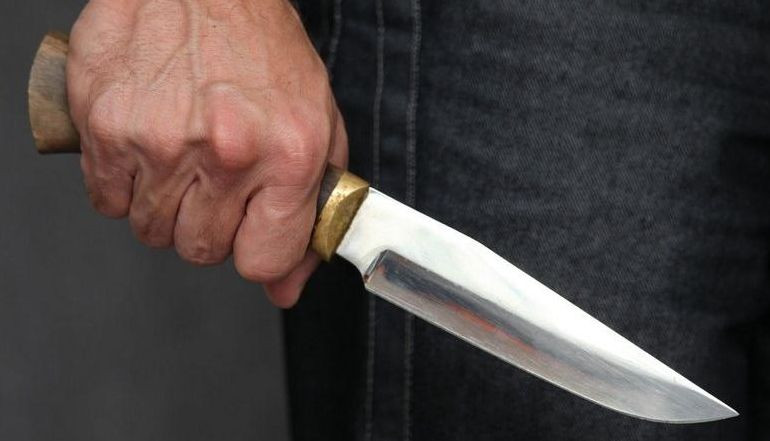 Чотири рази встромив ножа у спину: на Київщині гість жорстоко вбив свого друга