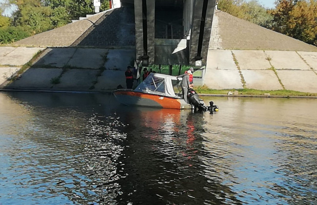 На пляже в Киеве водолазы нашли старинный боеприпас
