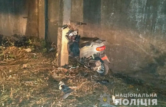 В Запорожской области пьяная мать с дочкой на мопеде попали в ДТП